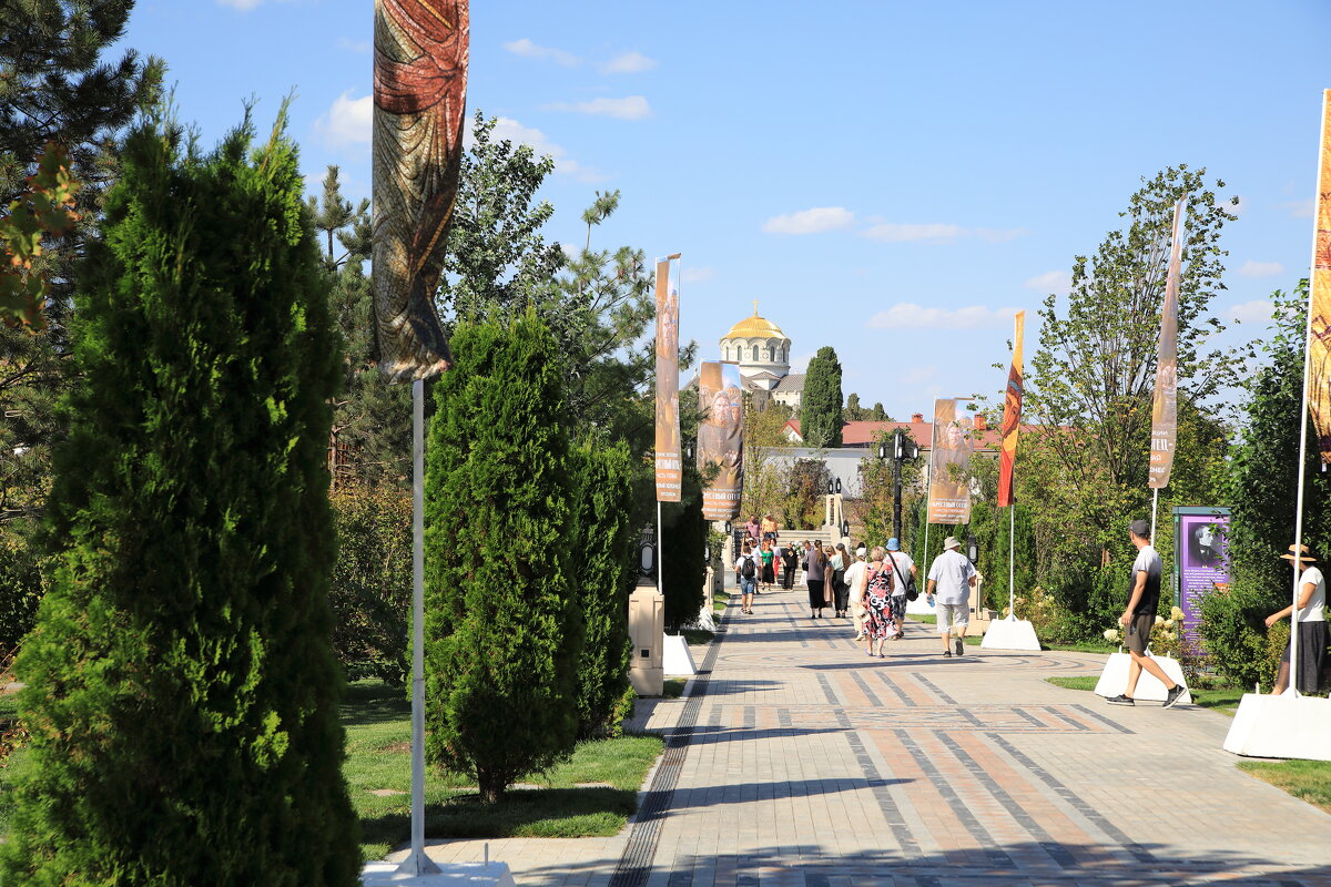 Аллея к храму - Леонид Аллея к храму - Леонид