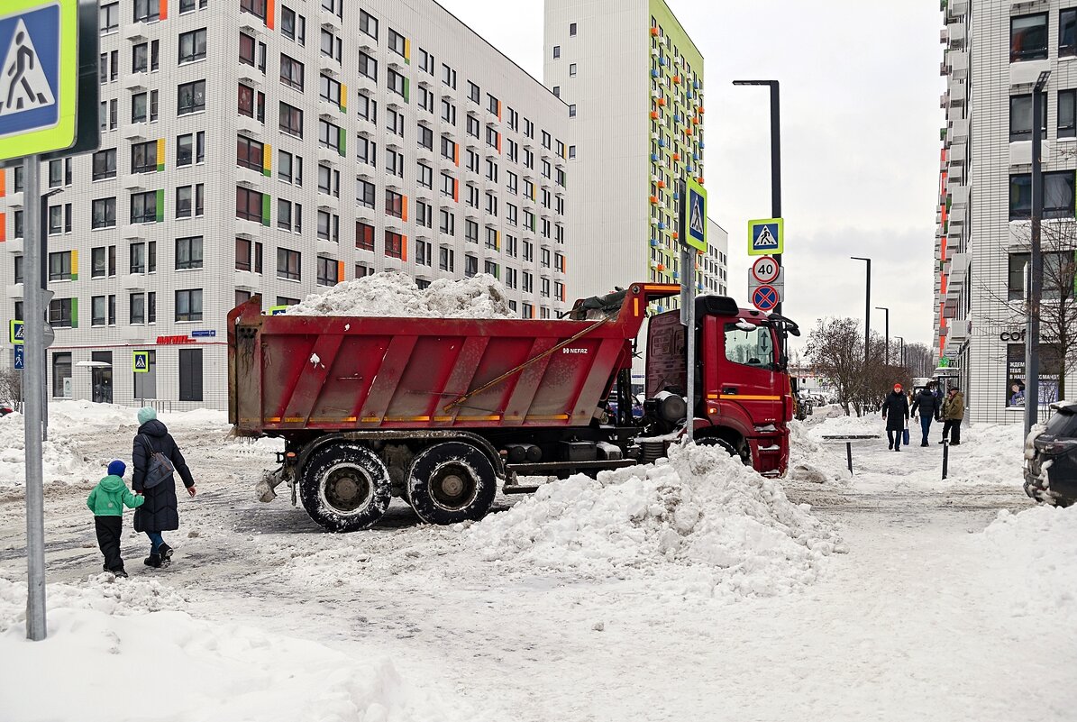 Снег вывозят самосвалами - Валерий Иванович