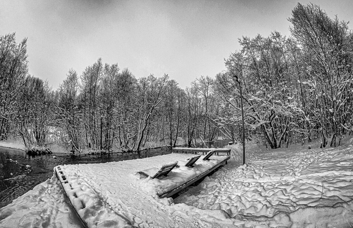 На берегу зимой - Олег Загорулько