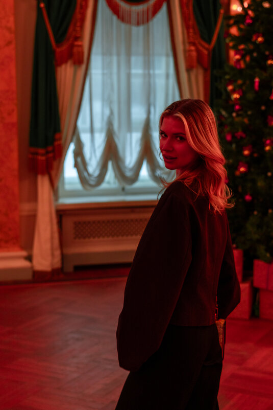 Девушка стоит в темном помещении - Илья Шенгелия