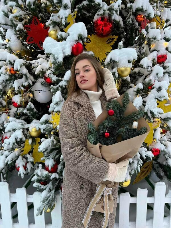 Девушка у Новогодней елки. - Наталья ***