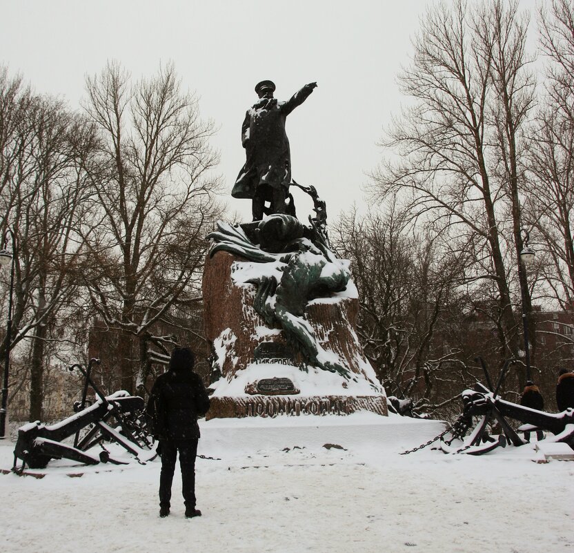 У памятника адмиралу Макарову - Наталья Герасимова