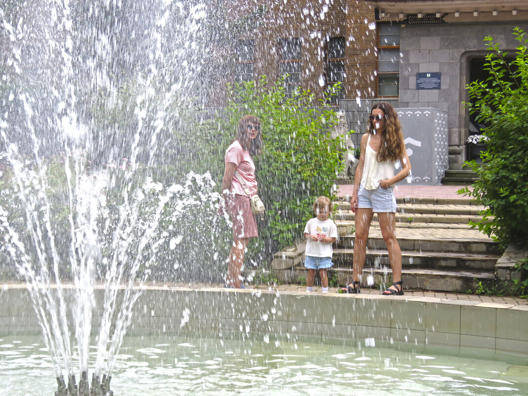 У фонтана - ИРЭН@ .