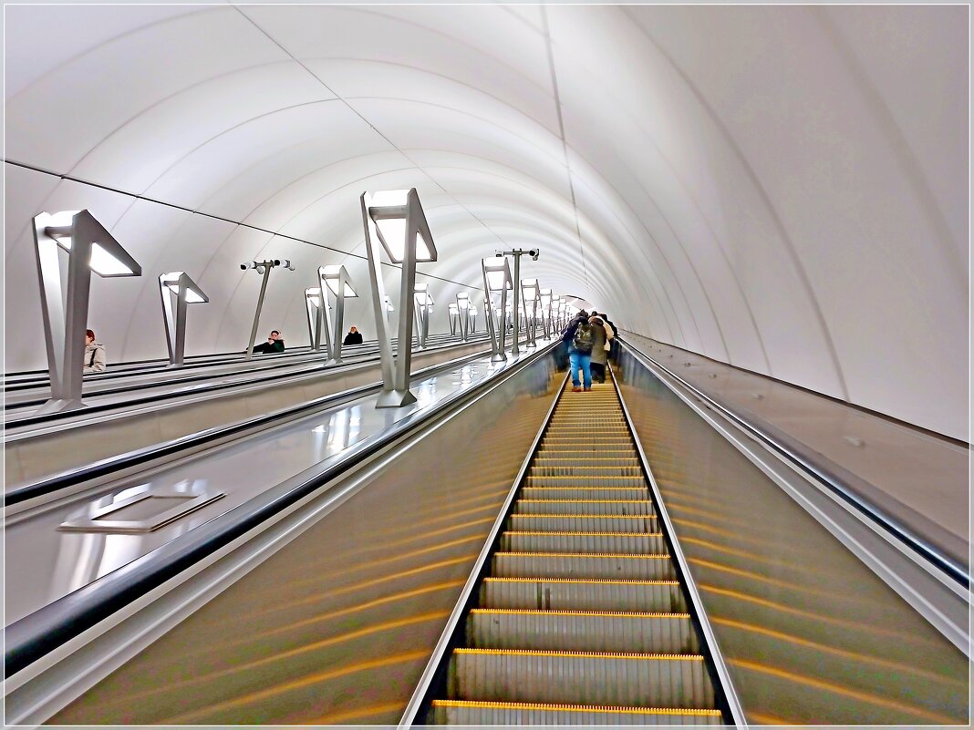 На эскалаторе к выходу из метро. - Лия ☼
