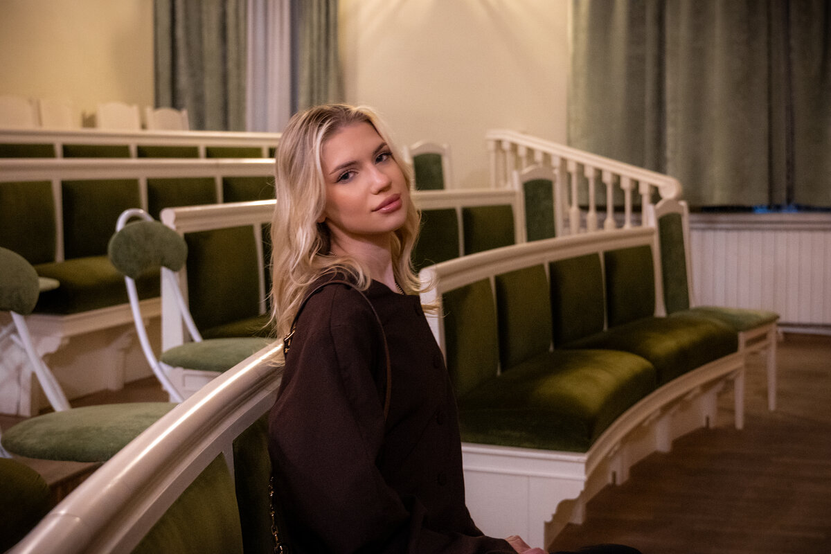 Девушка в пустом театре - Илья Шенгелия