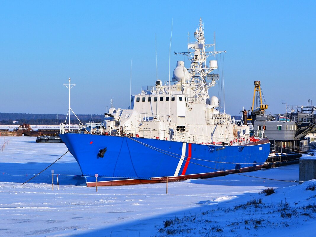 Чебоксары. Погранично-сторожевой корабль ПСКР - 815 «Чебоксары» у причала речного вокзала. - Пётр Чернега