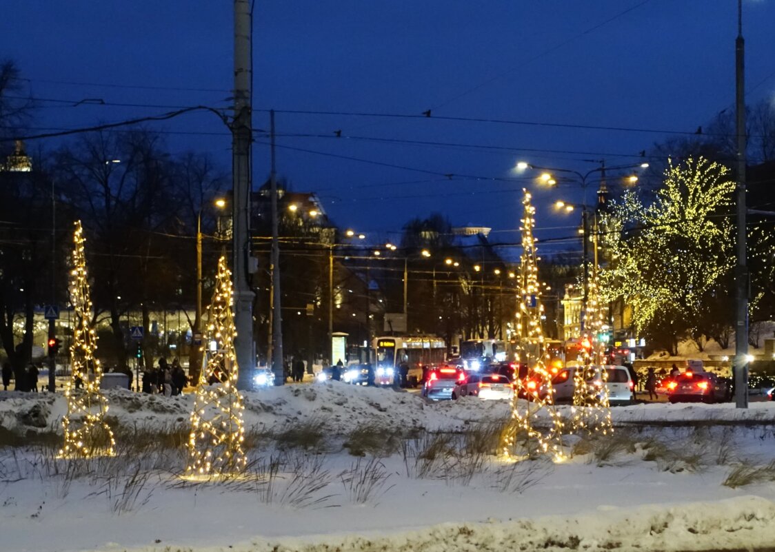 Центр города еще с новогодними украшениями - Aida10 