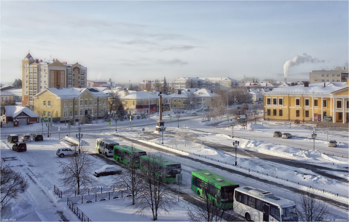 Вид на Привокзальную площадь и двенадцатиметровую стелу с гербом Ишима. - Александр Максимов Вид на Привокзальную площадь и двенадцатиметровую стелу с гербом Ишима. - Александр Максимов
