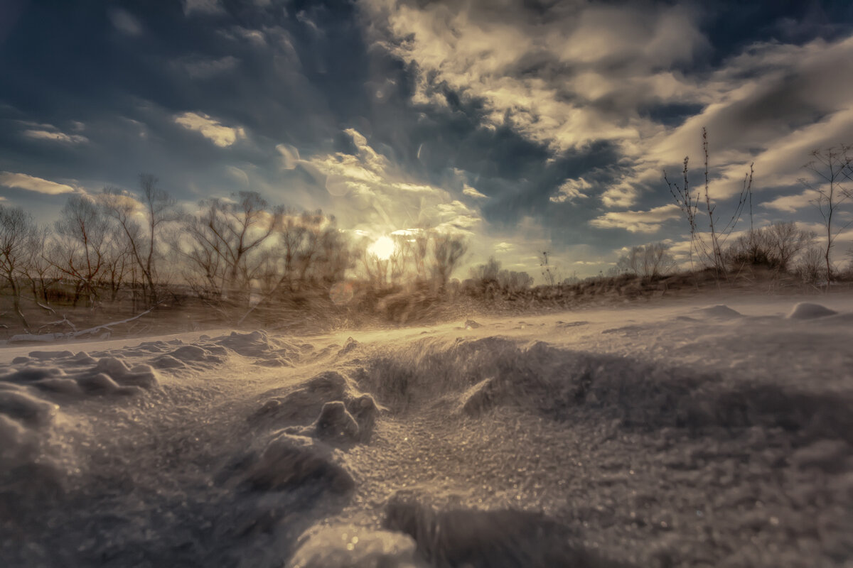 ... январские поземки-переметы, хороша русская зима, чистая, морозная, яркая ... - Дмитрий Сундеев