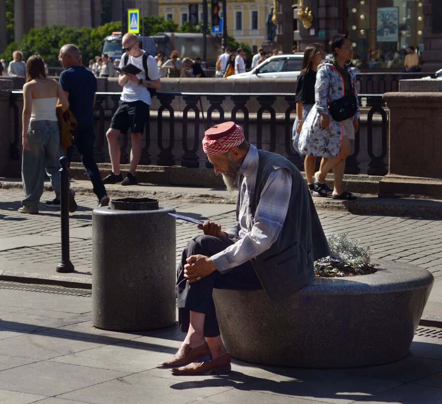 Старик Хоттабыч отдыхает в Санкт-Петербурге. - Константин 