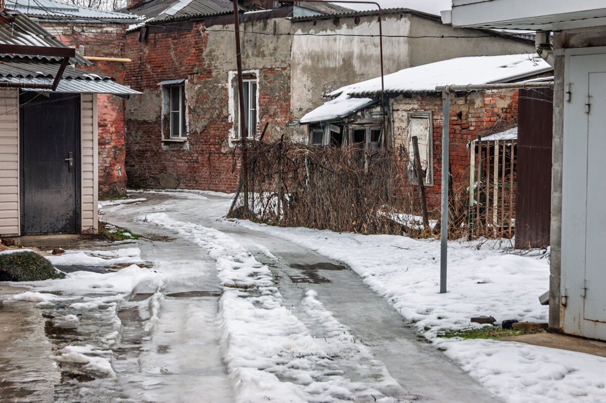 Старый двор, постройки 1900-19007 годов. Толшина кирпичной кладки 60 сантиметров - Игорь Сикорский