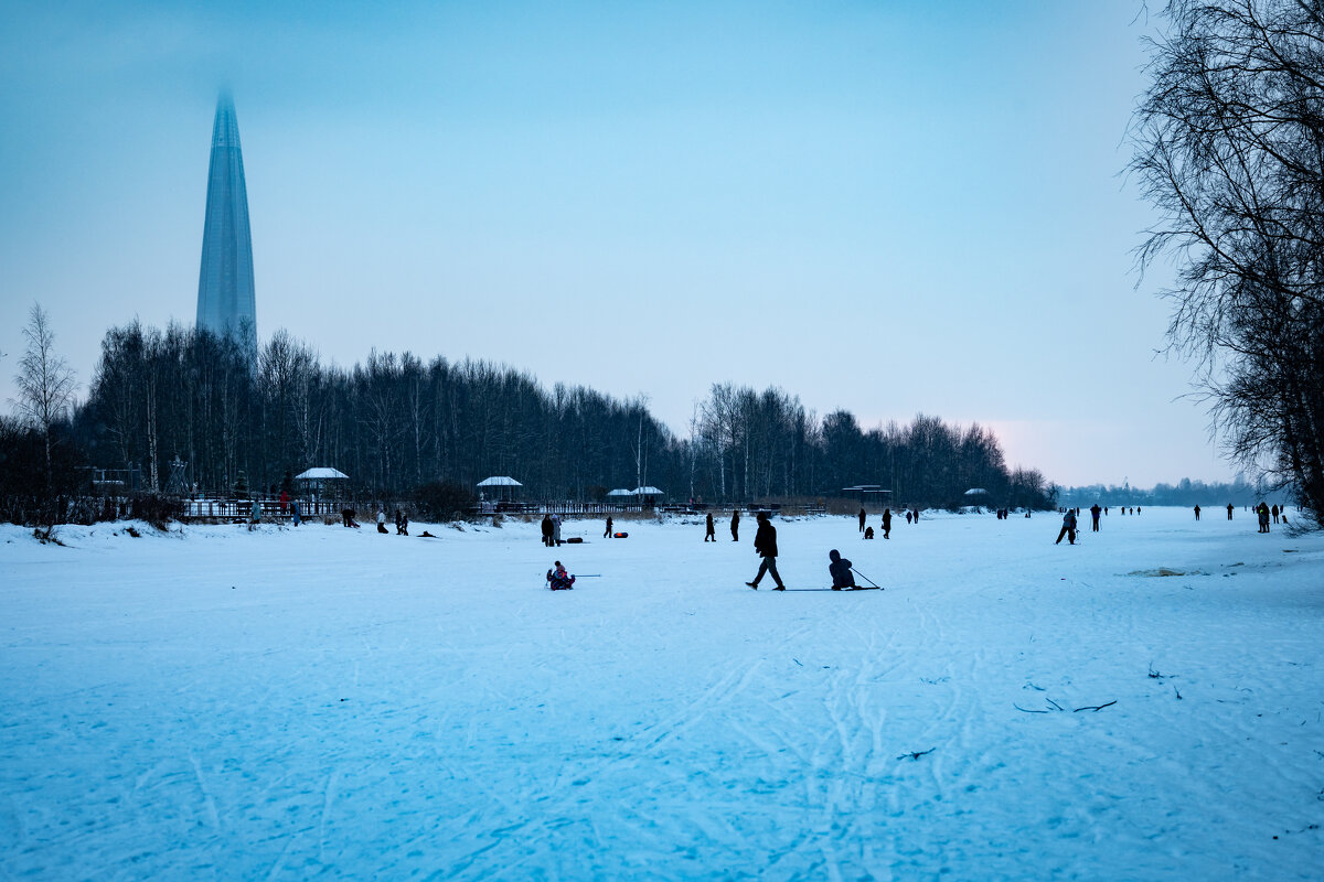 Люди гуляют по льду - Илья Шенгелия