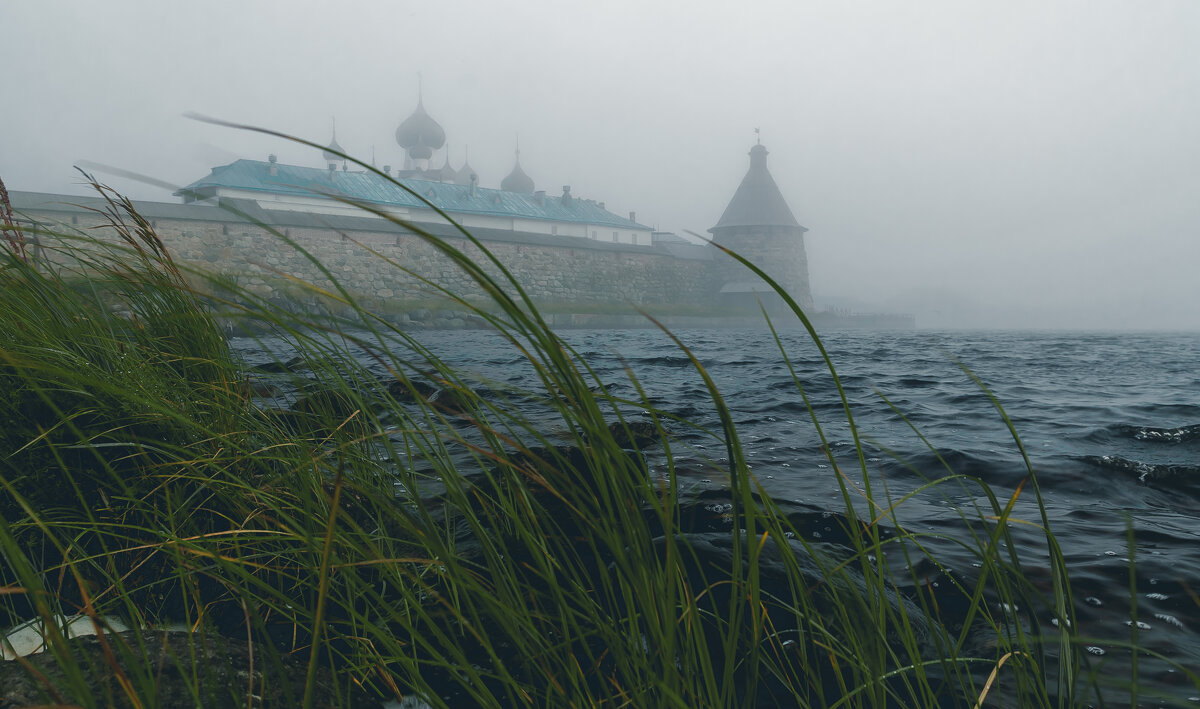 У стен монастыря - Олег Загорулько