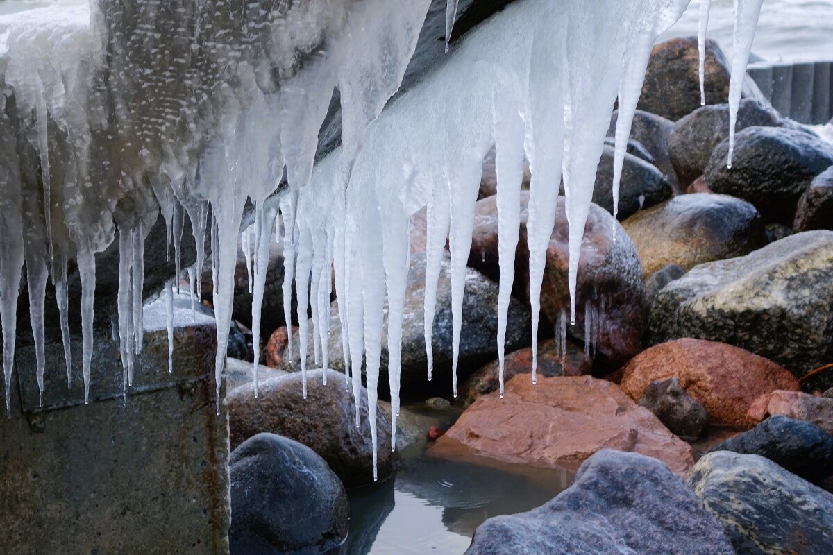 Ледяные сталактиты - Рита Симонова
