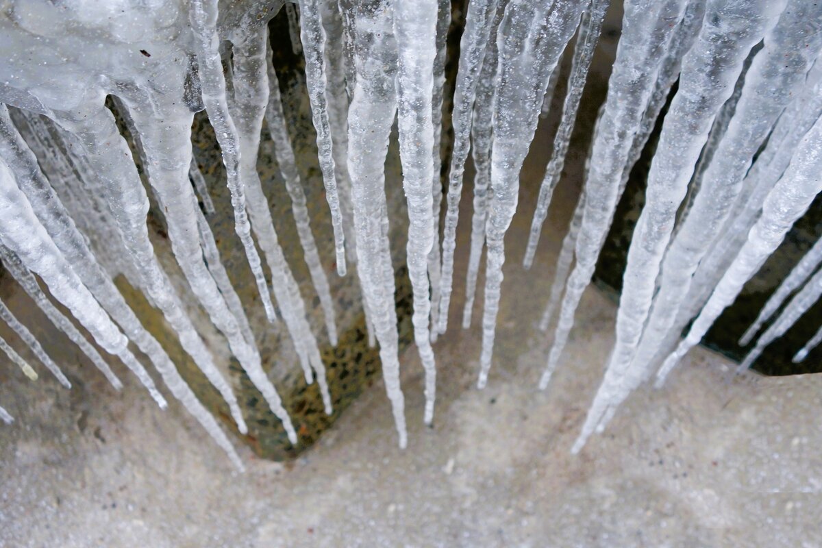 Ледяные сталактиты - Рита Симонова
