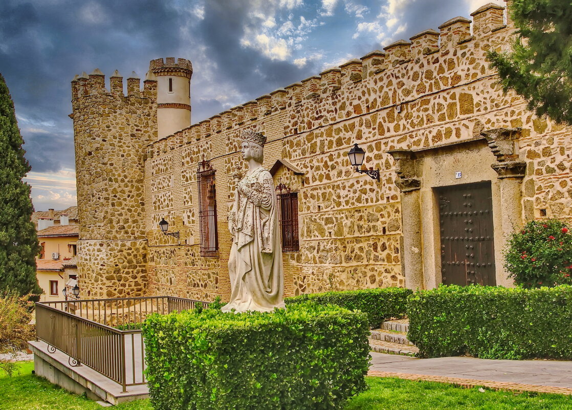 Статуя Изабеллы Кастильской у дворца герцогов Македа - Андрей K.