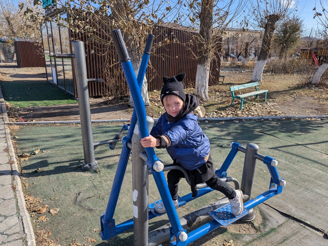 Широко шагает - Андрей Хлопонин Широко шагает - Андрей Хлопонин