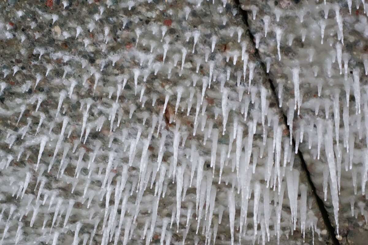 Ледяные сталактиты - Рита Симонова Ледяные сталактиты - Рита Симонова