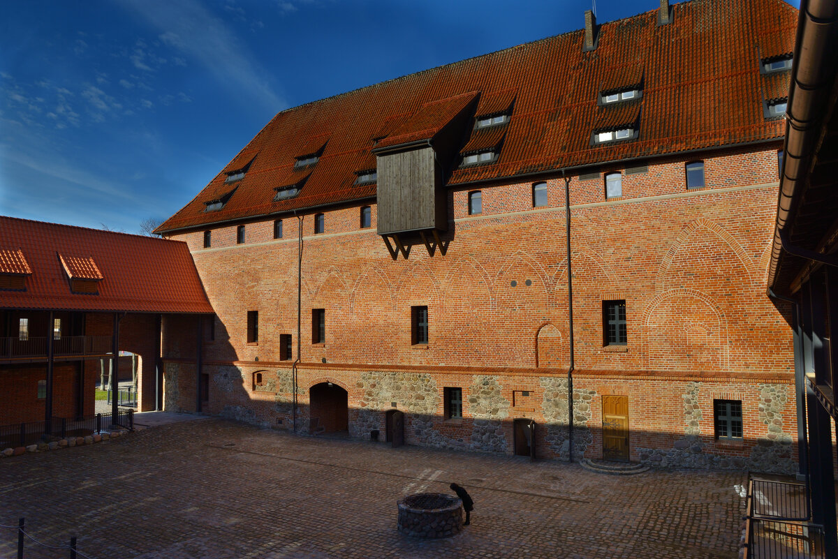 Замок тапиау. Внутренний дворик с колодцем. - Константин 