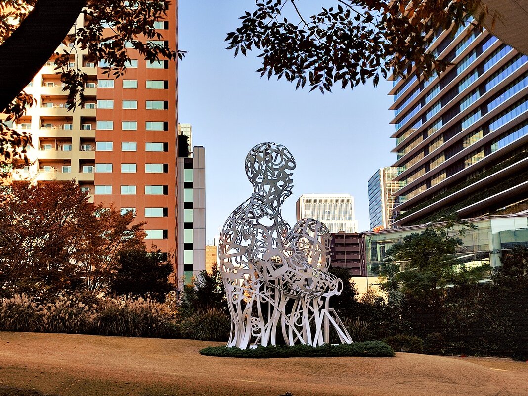 Скульптура “Roots” Токио - Civetta *** Скульптура “Roots” Токио - Civetta ***