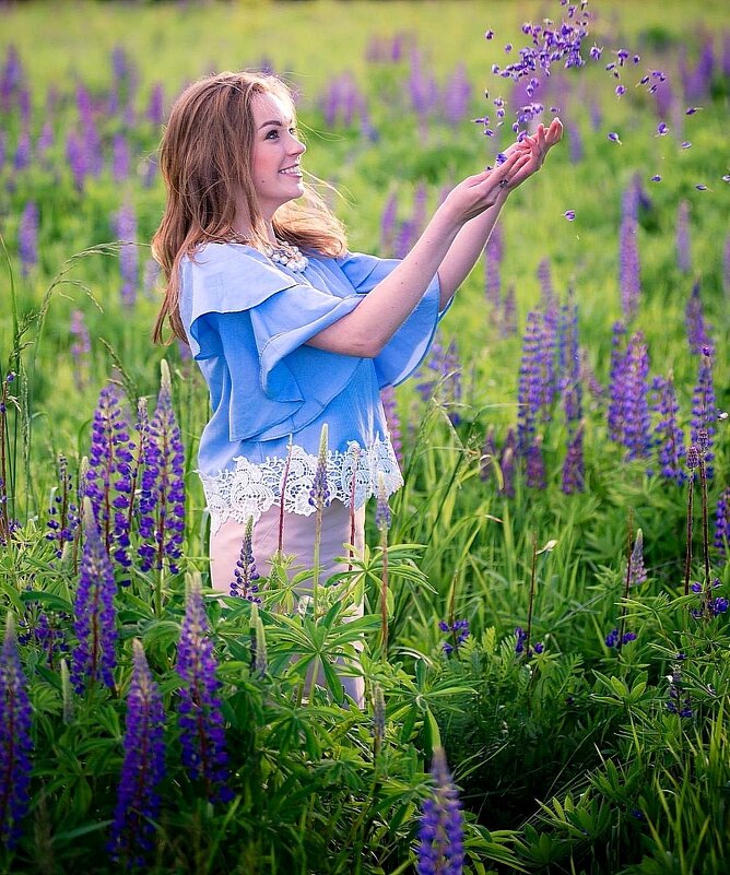 Девушка на цветочном лугу - Наталья ***