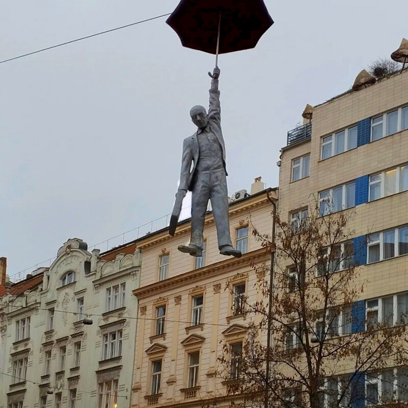 ЧЕЛОВЕК   С   ЗОНТИКОМ - Анатолий Малобродский