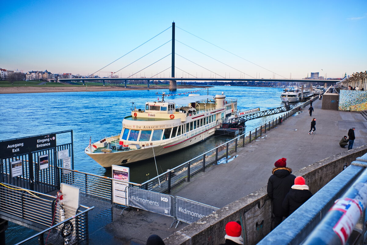 *** - Witalij Löwin