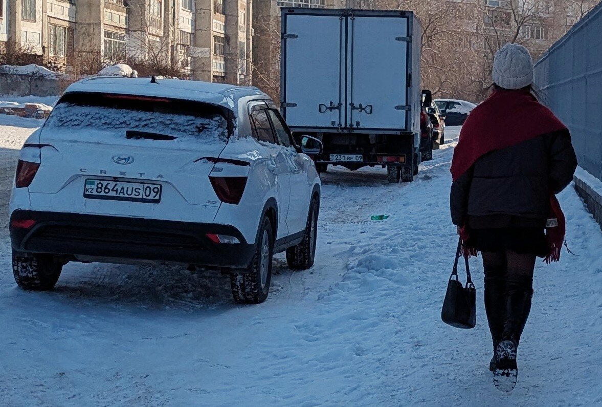 Идёт девчонка... - Андрей Хлопонин