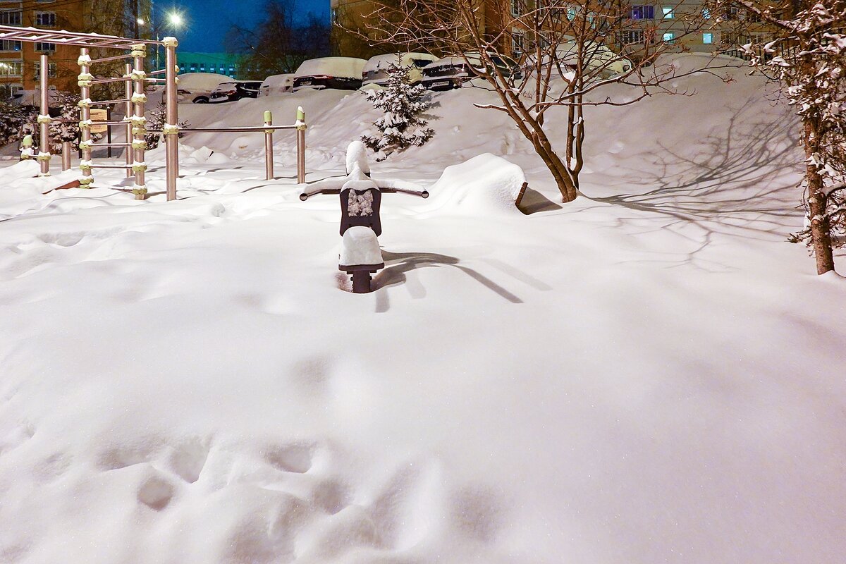 Утром на спортивной площадке тишина - Валерий Иванович