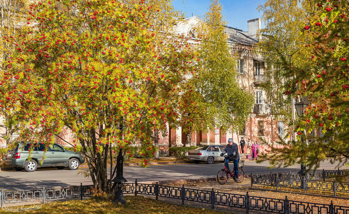 Ухта, осень в Старом Городе. Дом с аркой, как называем, самый "питерский") - Николай Зиновьев