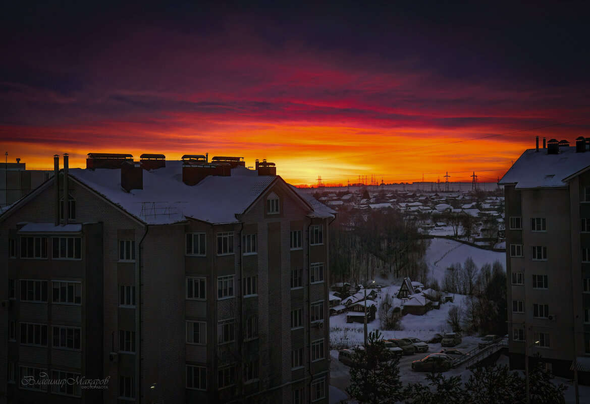 "Огненный январский закат. Загораются городские фонари"© - Владимир Макаров