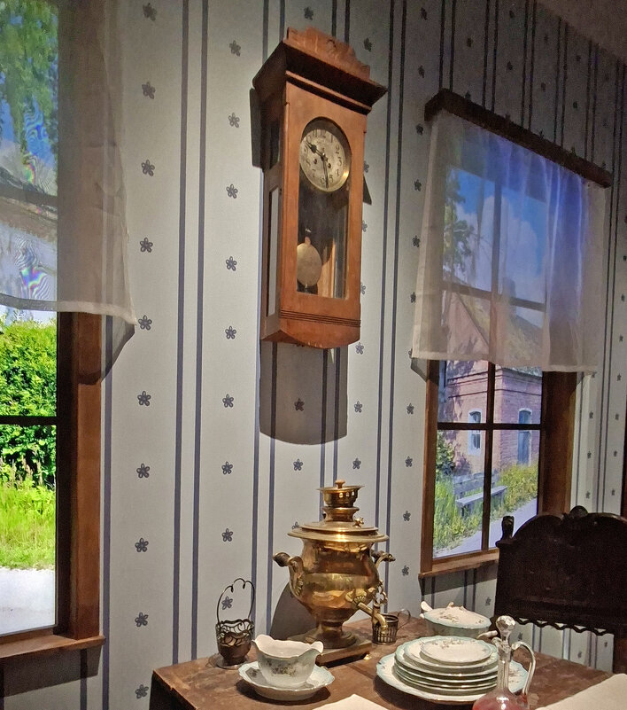 "Часы в комнате дома Марка Шагала в Витебске". - ИРЭН@ . "Часы в комнате дома Марка Шагала в Витебске". - ИРЭН@ .