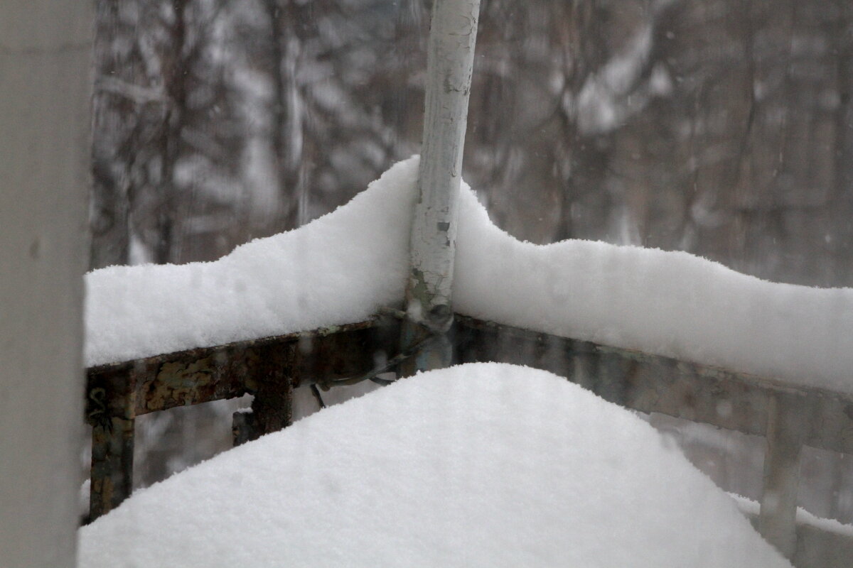 Сугроб на балконе. Подарок зимы - олег свирский Сугроб на балконе. Подарок зимы - олег свирский