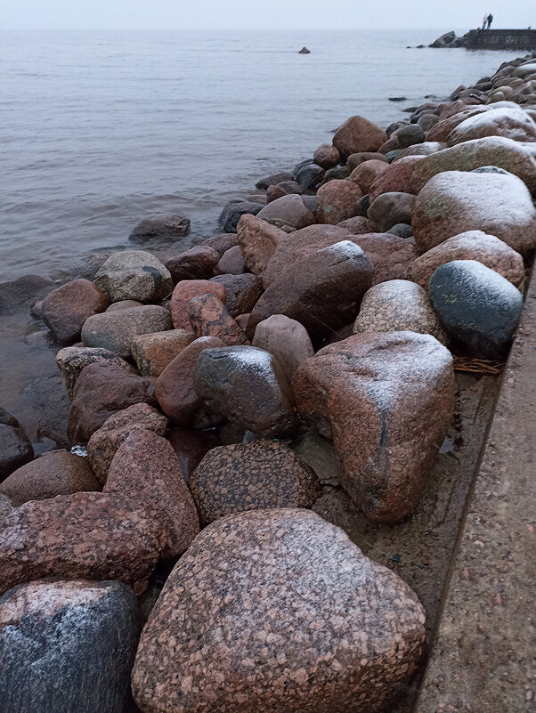 Валуны вдоль морской косы. - Лилия *
