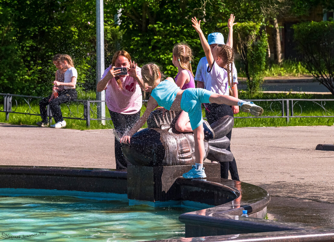 Любимое развлечение ухтинских детишей всех поколений - попозировать у рыбки и пострелять водой - Николай Зиновьев