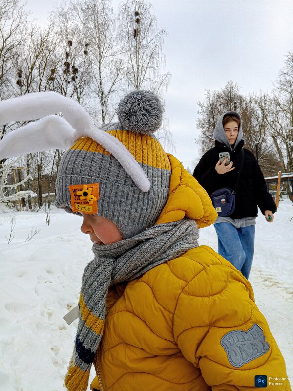 Дети и подростки на зимней прогулке - Юлия Денискина