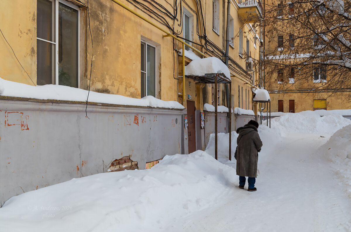 Около подъезда - Александр Синдерёв