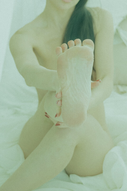 Девушка показывает стопу - Илья Шенгелия