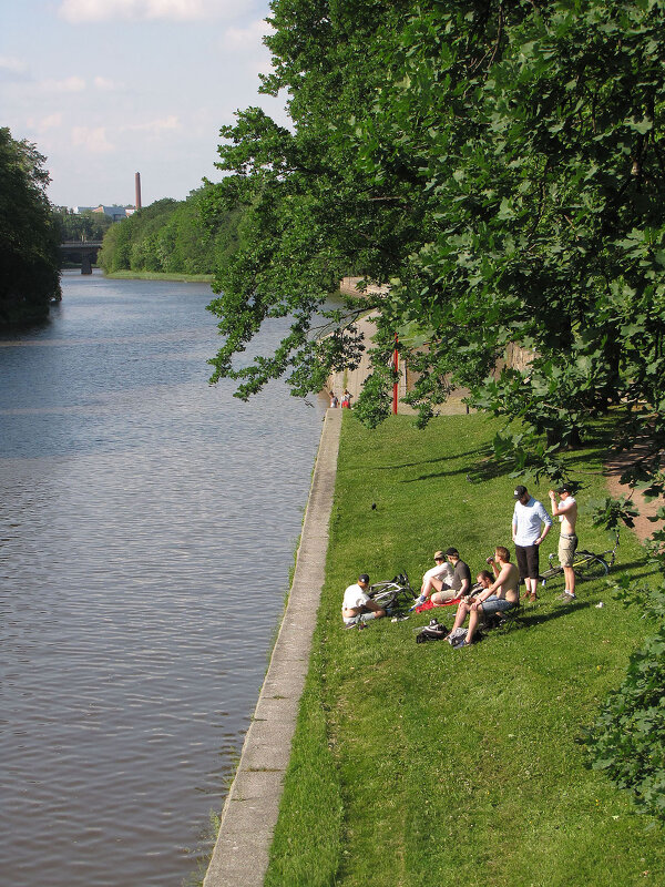 Отдыхающая молодежь на берегу реки Ауры - Александр Ильчевский 