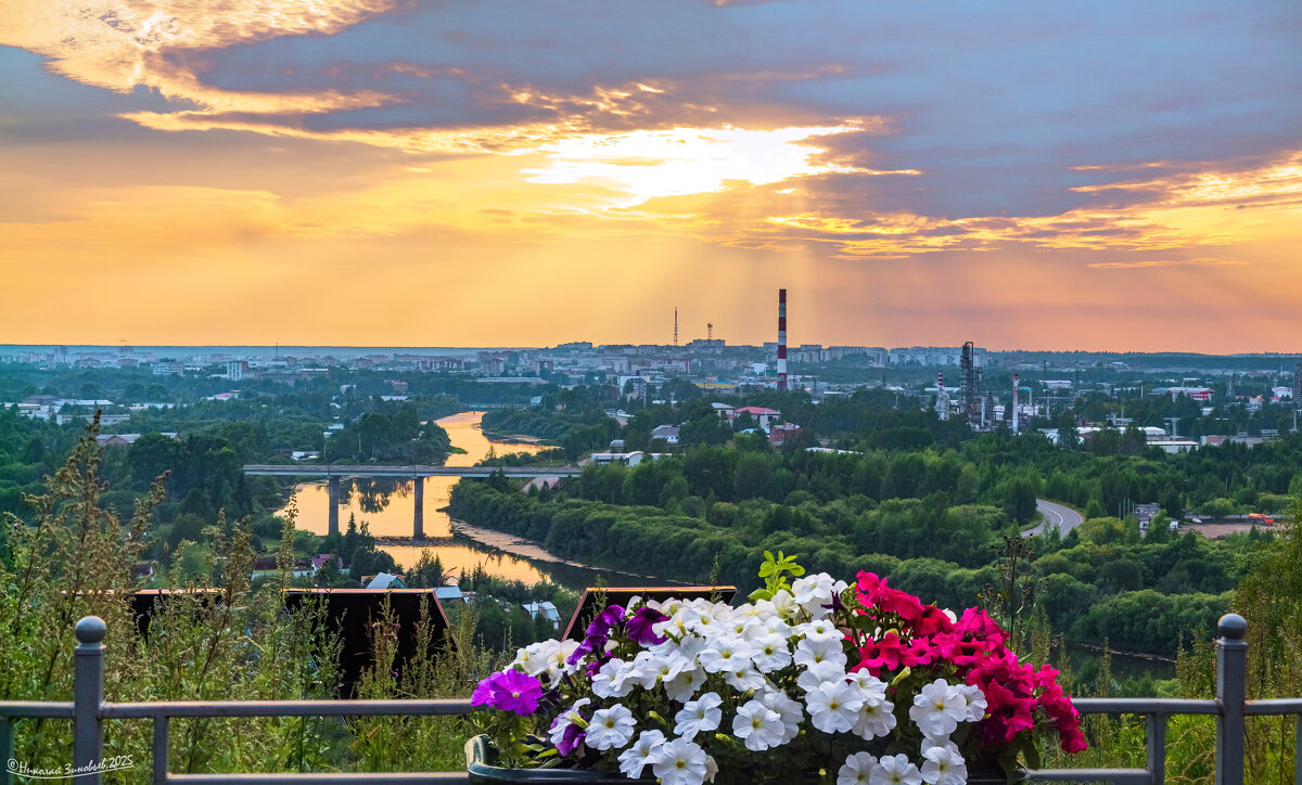 Вид на летнюю Ухту с горы Ветлосян. - Николай Зиновьев Вид на летнюю Ухту с горы Ветлосян. - Николай Зиновьев