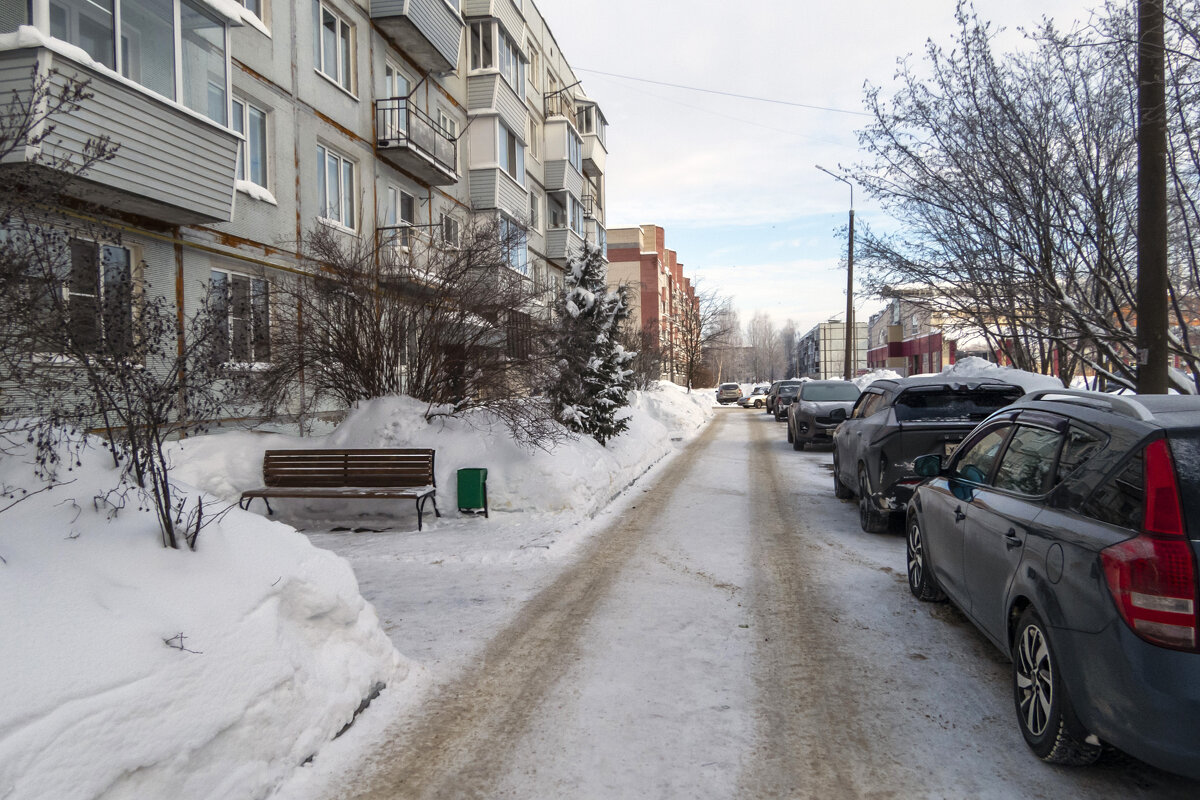 На улице маленького города - Сергей Цветков