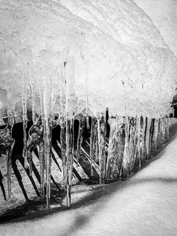 Ледяные сталагмиты - Игорь Чичиль