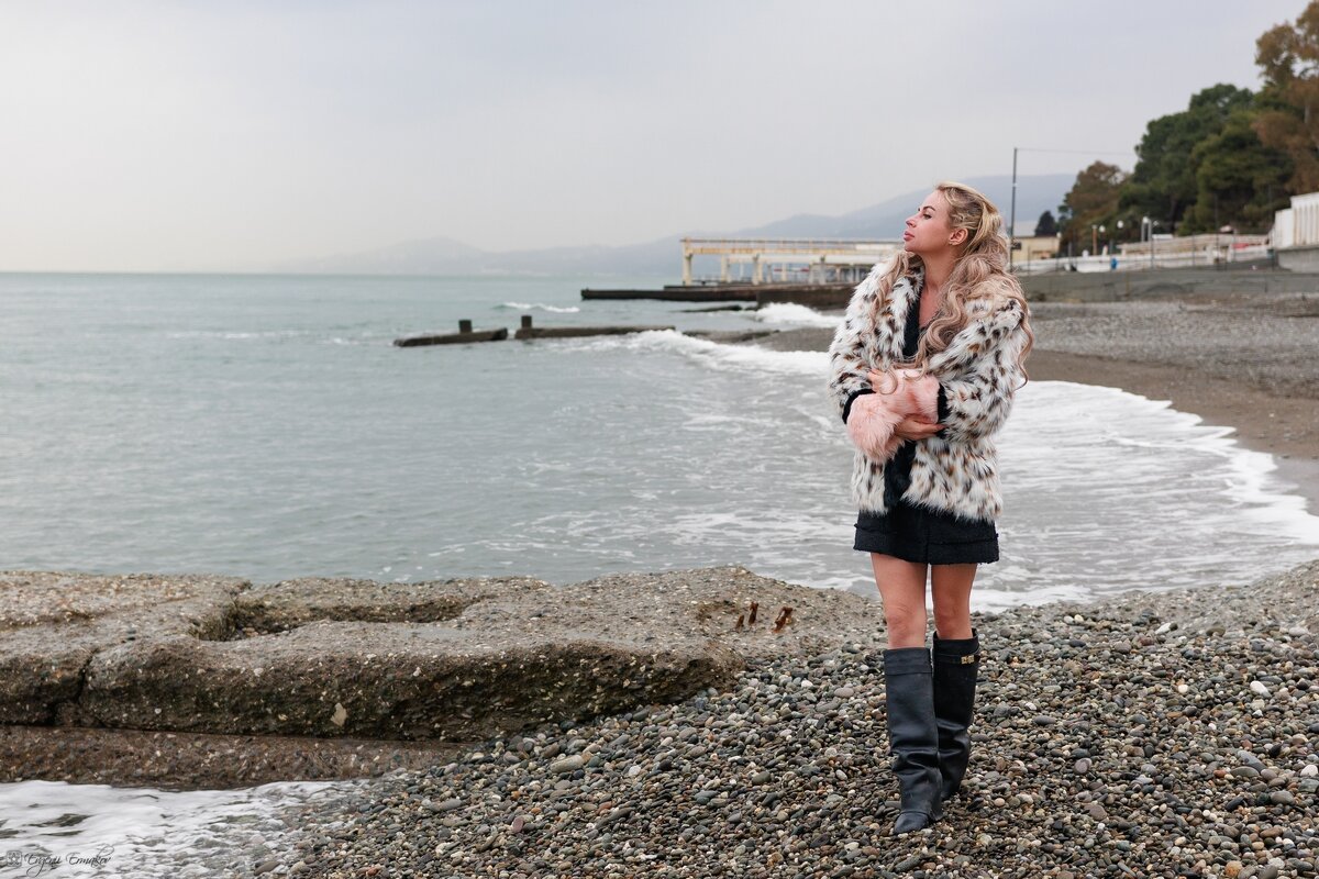 Девушка на берегу тёплого моря - Евгений Ермаков