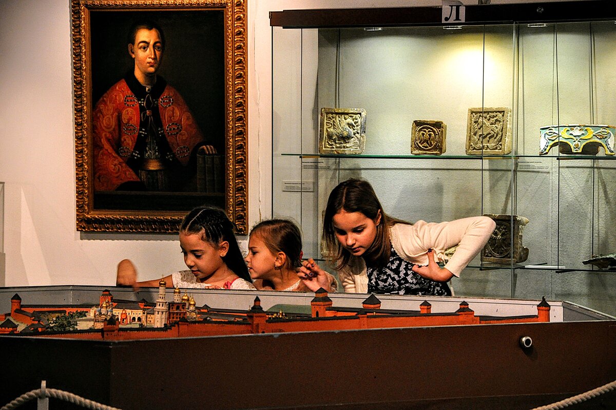 Под присмотром Михаила Фёдоровича .....первого царя династии Романовых,,, - Анатолий Колосов