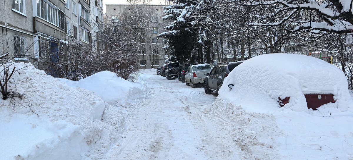 ***автокараван во дворе*** - Olga Oskolkova