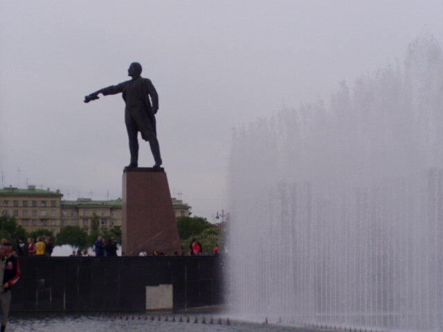 Ленин и фонтан на Московском пр....СПБ... - vadim 