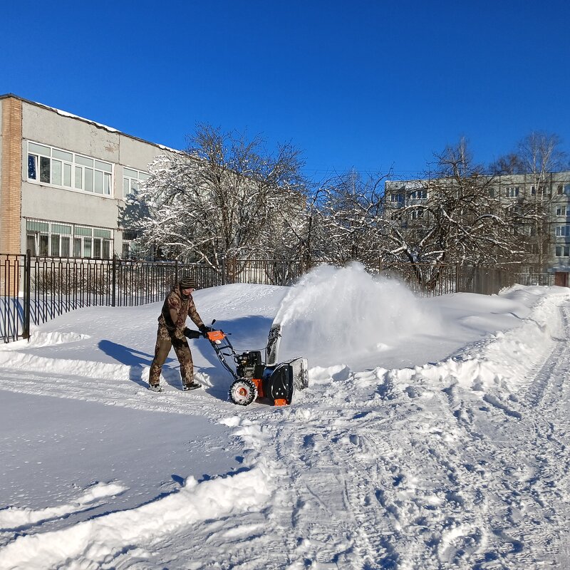 чистит снег на дороге - Владимир чистит снег на дороге - Владимир