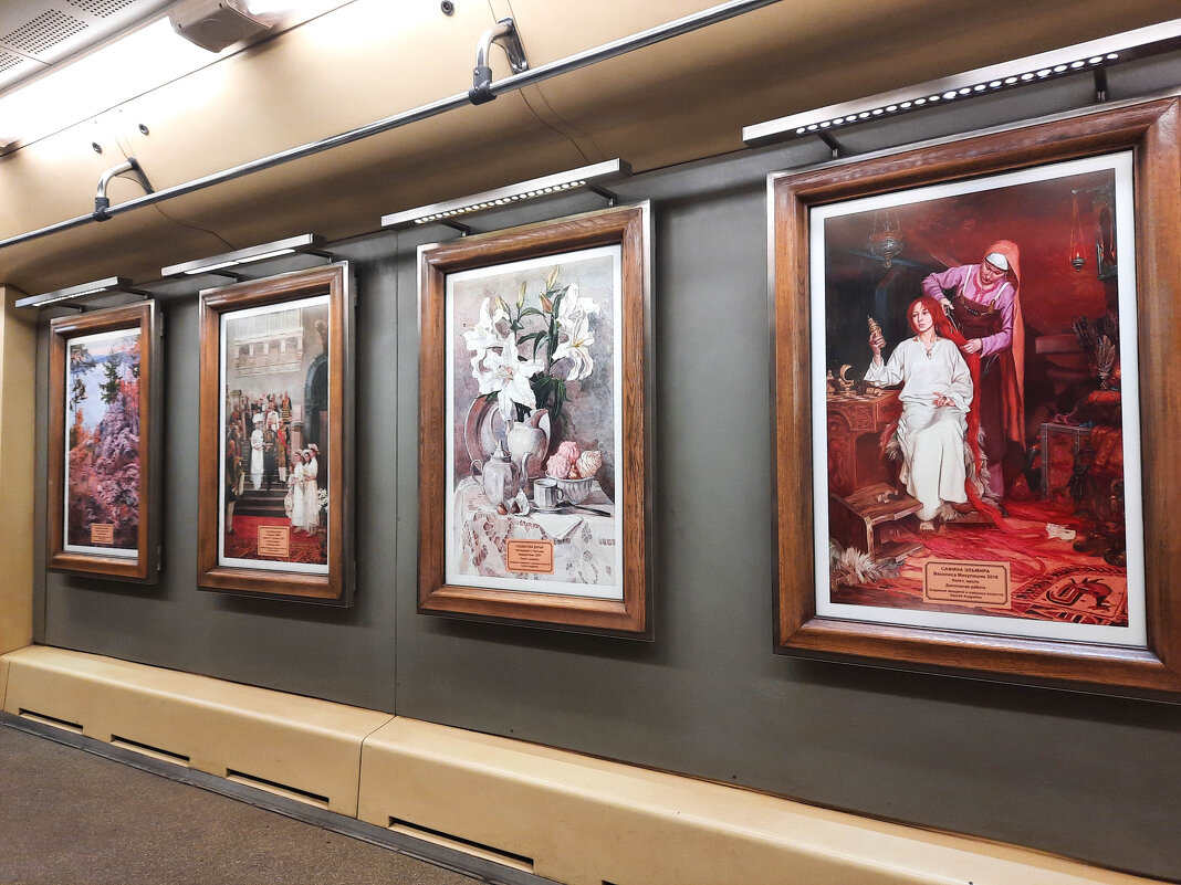 В тематическом вагоне московского метро - Irene Irene