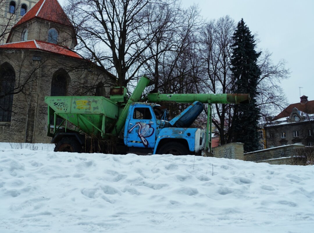 Утонула в снегу техника на улице Харью.. - Aida10 Утонула в снегу техника на улице Харью.. - Aida10