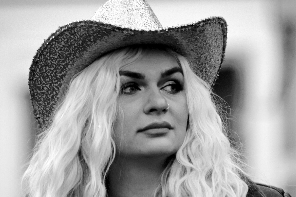 Девушка в шляпе - Юрий. Шмаков Девушка в шляпе - Юрий. Шмаков